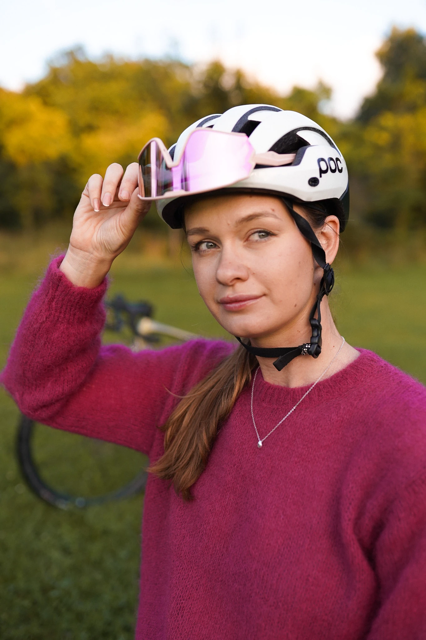 Weronika w kasku z okularami Tripout Optics podczas rowerowego wyjazdu